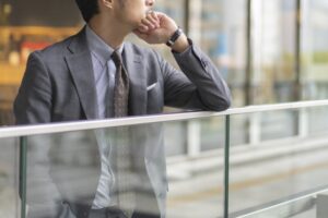 ぼんやり考えこむ男性