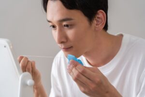 口臭対策に取り組む男性