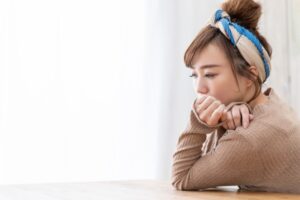 過去を思い出し元気なくなる女性
